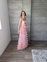 Cargar imagen en el visor de la galería, Coraline - Vestido largo strapless de tul rosa
