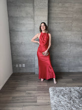 Cargar imagen en el visor de la galería, Vittoria -  Vestido largo satin rojo
