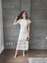 Cargar imagen en el visor de la galería, Loto - Vestido midi crochet color crema
