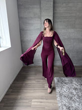 Cargar imagen en el visor de la galería, Andreina - Jumpsuit con capa color ciruela
