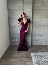 Cargar imagen en el visor de la galería, Marissa - Vestido largo con olanes en hombros color vino
