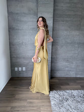 Cargar imagen en el visor de la galería, Milah - Vestido largo halter de satín dorado
