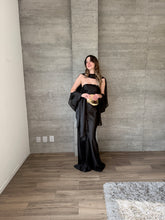 Cargar imagen en el visor de la galería, Sodi - Vestido largo strapless satinado negro
