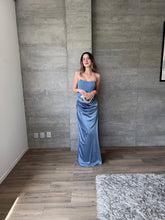 Cargar imagen en el visor de la galería, Praiano - Vestido largo strapless azul humo
