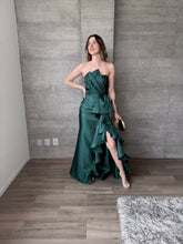 Cargar imagen en el visor de la galería, Odetta - Vestido largo strapless verde botella
