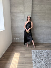 Cargar imagen en el visor de la galería, Nicola - Vestido midi plisado negro
