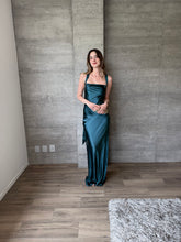 Cargar imagen en el visor de la galería, Masha - Vestido largo satinado verde azulado
