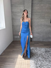Cargar imagen en el visor de la galería, Clementine - Vestido largo strapless azul

