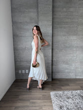Cargar imagen en el visor de la galería, Nicola - Vestido midi plisado blanco
