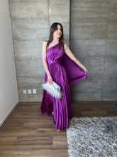 Cargar imagen en el visor de la galería, Abu Dhabi - Vestido morado largo plisado
