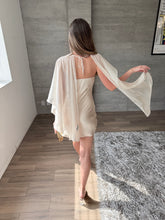 Cargar imagen en el visor de la galería, Rosalie - Vestido mini satinado con capa champagne
