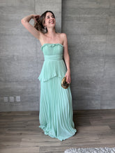 Cargar imagen en el visor de la galería, Palmares - Vestido largo plisado verde menta
