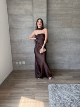 Cargar imagen en el visor de la galería, Sodi - Vestido largo strapless satinado café
