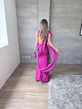Cargar imagen en el visor de la galería, Sylvie - Vestido largo de chiffon con escote drapeado magenta
