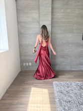 Cargar imagen en el visor de la galería, Milah - Vestido largo halter de satín vino
