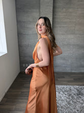 Cargar imagen en el visor de la galería, Piera - Vetido largo satinado naranja
