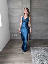 Cargar imagen en el visor de la galería, Lula - Vestido largo de satín verde azulado
