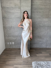 Cargar imagen en el visor de la galería, Lisai - Vestido satinado color crema
