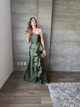 Cargar imagen en el visor de la galería, Odetta - Vestido strapless con olanes color olivo
