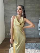 Cargar imagen en el visor de la galería, Sasha - Vestido satinado dorado
