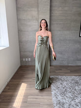 Cargar imagen en el visor de la galería, Loretta - Vestido largo plisado verde sage
