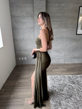 Cargar imagen en el visor de la galería, Barbadillo - Vestido largo de mesh con corset olivo
