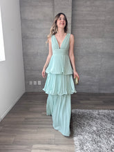 Cargar imagen en el visor de la galería, Juliette - Vestido largo plisado verde menta
