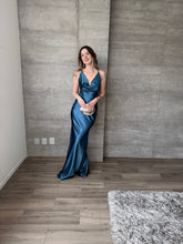 Cargar imagen en el visor de la galería, Lula - Vestido largo de satín verde azulado
