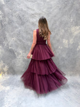 Cargar imagen en el visor de la galería, Sapphira - Vestido largo de tul color ciruela
