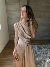 Cargar imagen en el visor de la galería, Zia - Jumpsuit de satin champagne
