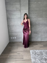 Cargar imagen en el visor de la galería, Antehia - Vestido largo falda satinada ciruela

