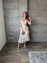 Cargar imagen en el visor de la galería, Peonia  - Vestido crochet midi macadamia
