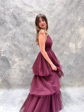 Cargar imagen en el visor de la galería, Sapphira - Vestido largo de tul color ciruela
