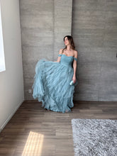 Cargar imagen en el visor de la galería, Ello -  Vestido largo hombros caídos de tul azul claro
