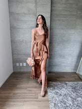 Cargar imagen en el visor de la galería, Agatha - Vestido largo satinado mocha
