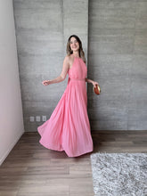 Cargar imagen en el visor de la galería, Guava - Vestido largo plisado rosa
