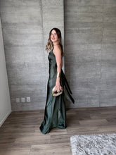 Cargar imagen en el visor de la galería, Masha - Vestido largo satinado olivo
