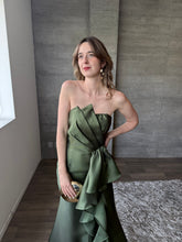 Cargar imagen en el visor de la galería, Odetta - Vestido strapless con olanes color olivo
