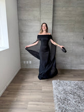 Cargar imagen en el visor de la galería, Venus - Vestido largo strapless con capa negro
