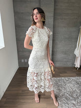 Cargar imagen en el visor de la galería, Loto - Vestido midi crochet color crema

