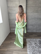 Cargar imagen en el visor de la galería, Perlaire - Vestido largo satinado verde salvia
