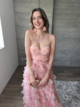Cargar imagen en el visor de la galería, Coraline - Vestido largo strapless de tul rosa
