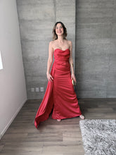 Cargar imagen en el visor de la galería, Milana - Vestido largo strapless rojo

