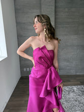 Cargar imagen en el visor de la galería, Odetta - Vestido largo strapless magenta
