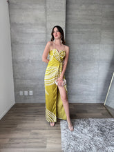 Cargar imagen en el visor de la galería, Tessa - Vestido satinado strapless lima
