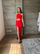 Cargar imagen en el visor de la galería, Greta Rojo - Vestido largo con flor
