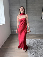 Cargar imagen en el visor de la galería, Zita - Vestido largo satinado rojo
