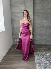 Cargar imagen en el visor de la galería, Milana - Vestido largo strapless ciruela
