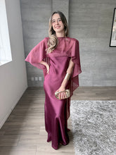Cargar imagen en el visor de la galería, Sodi - Vestido largo de satín con capa color ciruela
