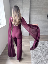 Cargar imagen en el visor de la galería, Andreina - Jumpsuit con capa color ciruela
